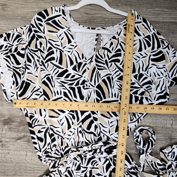 Loft Beach Romper Womens XL Black Beige White Flutter Sleeves Tie Belt vacay - Picture 11 of 15